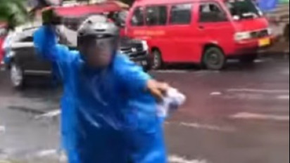 Sudah Salah Malah Galak! Viral Pemotor di Jakarta Selatan Ngamuk Bawa Batu Usai Ditegur Lawan Arah