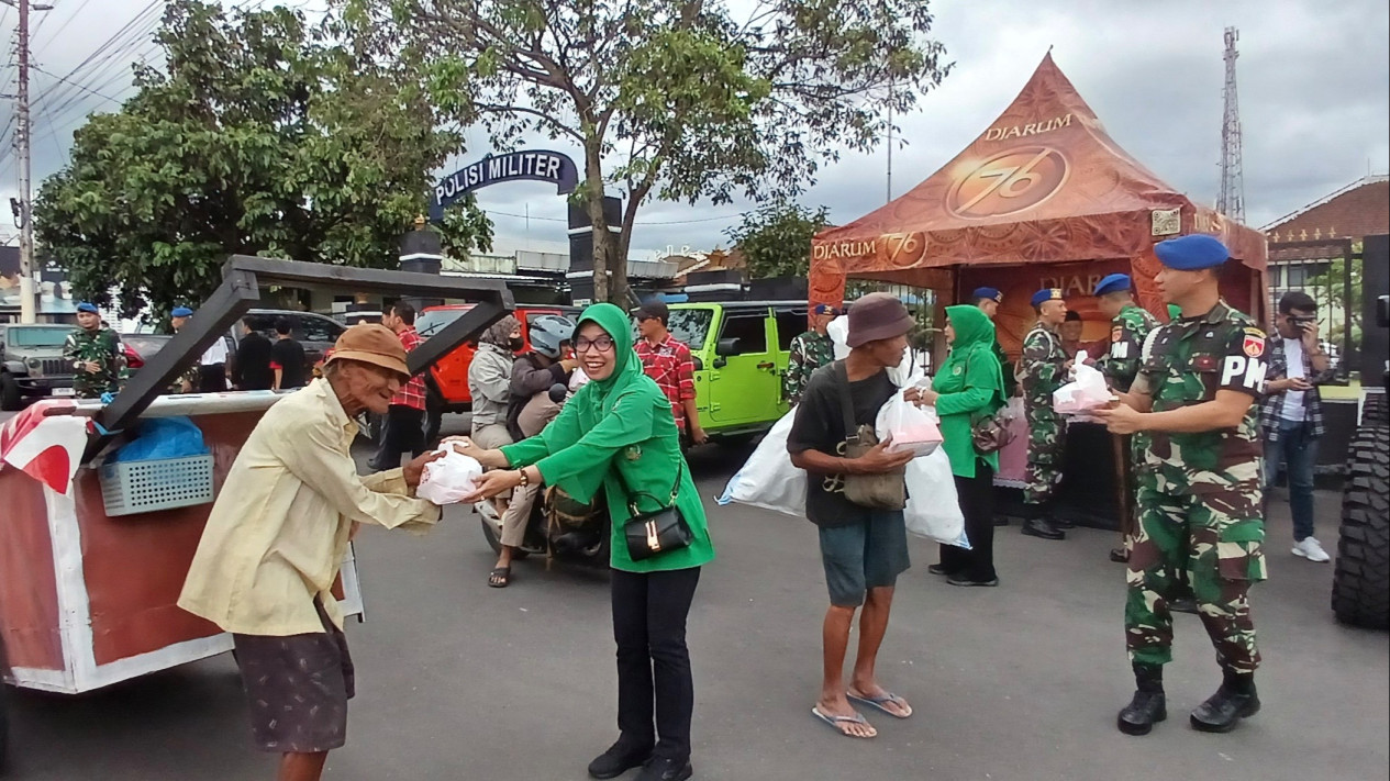 Berkah Ramadan, 1000 Takjil Gratis Dibagikan kepada Pengendara Jalan di Yogyakarta
            - galeri foto