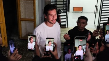 Thom Haye Makin Termotivasi usai Dikaruniai Putra Pertama, Siap Tampil Ganas Saat Persib Lawan Persik