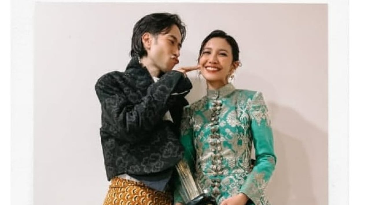 Vidi Aldiano Meninggal Dunia, Ucapan Sheila Dara Menyentuh Hati Kembali Viral: Suami Saya Selamanya
            - galeri foto