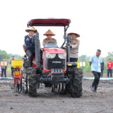 Tanam Jagung di Ogan Ilir, Kapolri Tegaskan Komitmen Polri Dukung Swasembda Pangan dan Program MBG