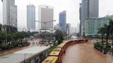 Hujan Awet Semalaman, 75 RT dan 19 Ruas Jalan Jakarta Dikepung Banjir hingga 170 Cm