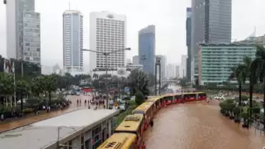 Sejumlah bus TransJakarta berhenti di kawasan Bunderan Hotel Indonesia karena banjir di Jakarta Pusat, Kamis (17/1).