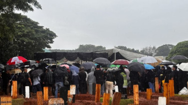 Suasana Pemakaman Vidi Aldiano, Hujan dan Doa Iringi Kepulangan Sang Musisi ke Tempat Peristirahatan Terakhirnya