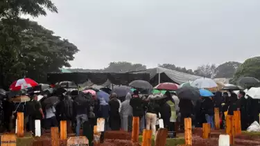 Suasana pemakaman mendiang Vidi Aldiano di TPU Tanah Kusir, Jakarta Selatan, Minggu (8/3/2026).