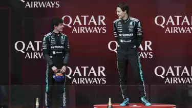 Dua pembalap Mercedes, George Russell dan Kimi Antonelli saat berdiri di atas podium F1 GP Australia 2026.