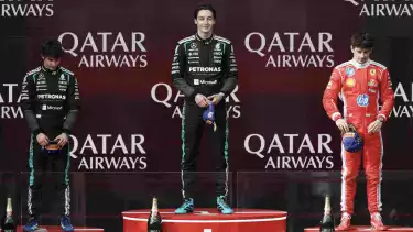 Dua pembalap Mercedes, George Russell dan Kimi Antonelli serta Charles Leclerc (Ferrari) berdiri di podium F1 GP Australia 2026.