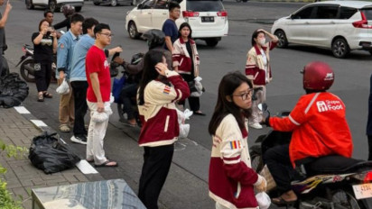 Wujud Toleransi, Remaja Buddha Surabaya Berbagi 1.000 Takjil kepada Pengendara