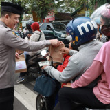 Jelang Berbuka, Kapolres Malang Turun ke Jalan Berbagi Takjil dengan Warga