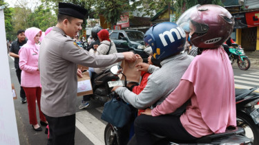 Jelang Berbuka, Kapolres Malang Turun ke Jalan Berbagi Takjil dengan Warga