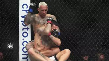 UFC 326: Charles Oliveira saat melancarkan serangan kepada Max Holloway