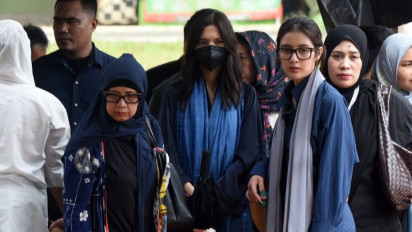 Di Tengah Duka Kepergian Vidi Aldiano, Sheila Dara Tegar Didampingi Keluarga Sepanjang Prosesi Pemakaman