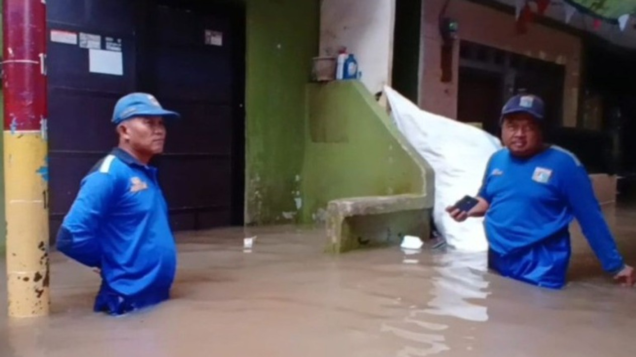 Banjir Jakarta Meluas, 147 RT Terendam, Air Capai 1,7 Meter dan Warga Mulai Mengungsi
            - galeri foto