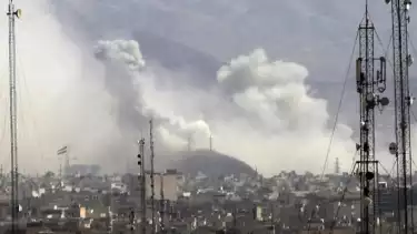 Asap membumbung ke udara setelah Israel dan Amerika Serikat melancarkan serangan gabungan terhadap Iran, Sabtu (28/2/2026).