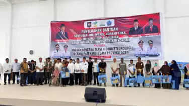 Menteri Dalam Negeri Muhammad Tito Karnavian bersama Menteri Sosial Saifullah Yusuf menyerahkan bantuan sosial bagi masyarakat terdampak bencana hidrometeorologi.