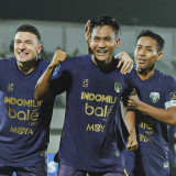 Carlos Pena Puas Persita Tangerang Permalukan Madura United 