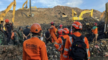 Gunung Sampah di Bantargebang Bekasi Longsor: Tiga Orang Tewas, Sejumlah Warung dan Truk Tertimbun