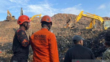 Korban Longsor Gunung Sampah Bantargebang Diduga Terus Bertambah, Truk dan Warung Hilang Terkubur Sampah