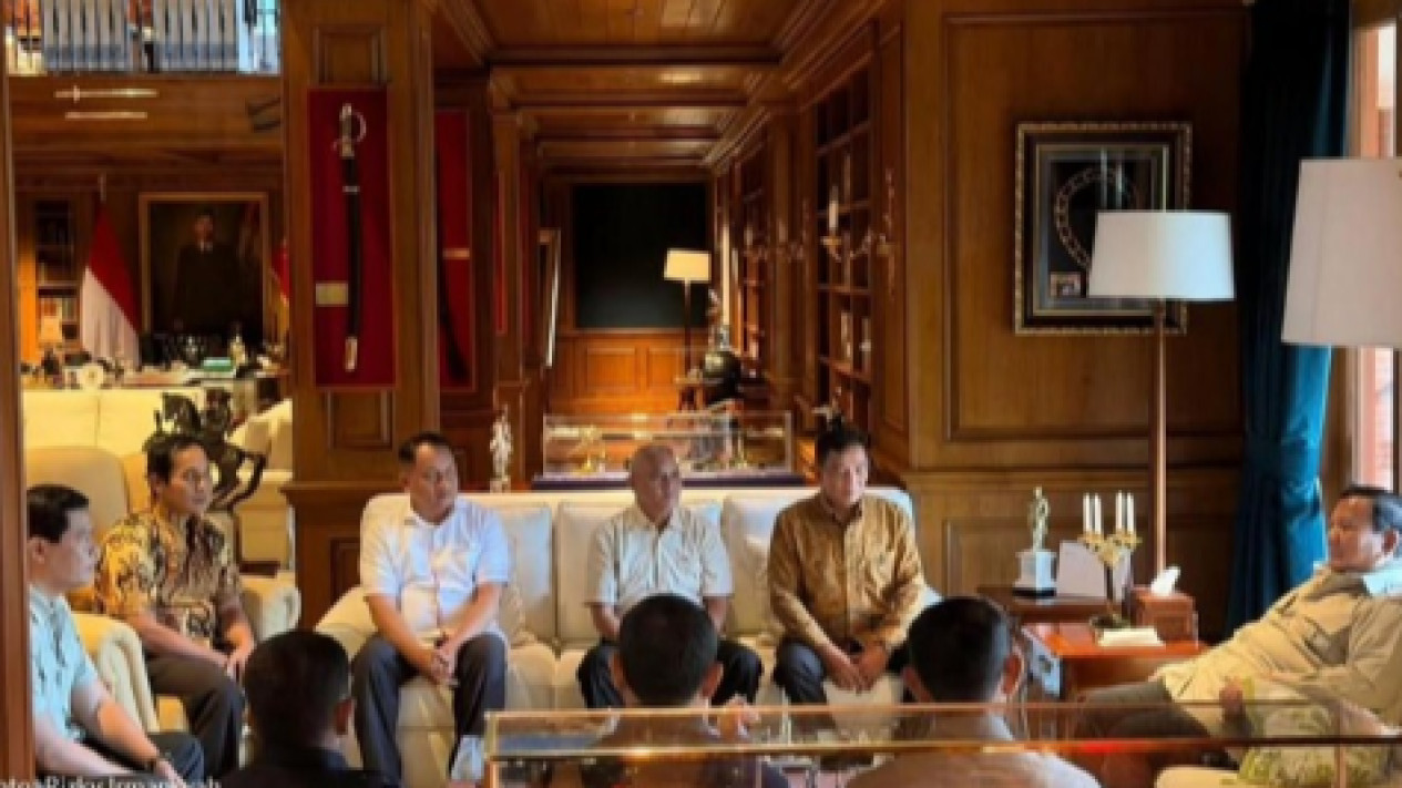 Presiden Prabowo Mantan Ajudan dan Pengawal Saat Aktif TNI, Ternyata Bahas Ini
            - galeri foto