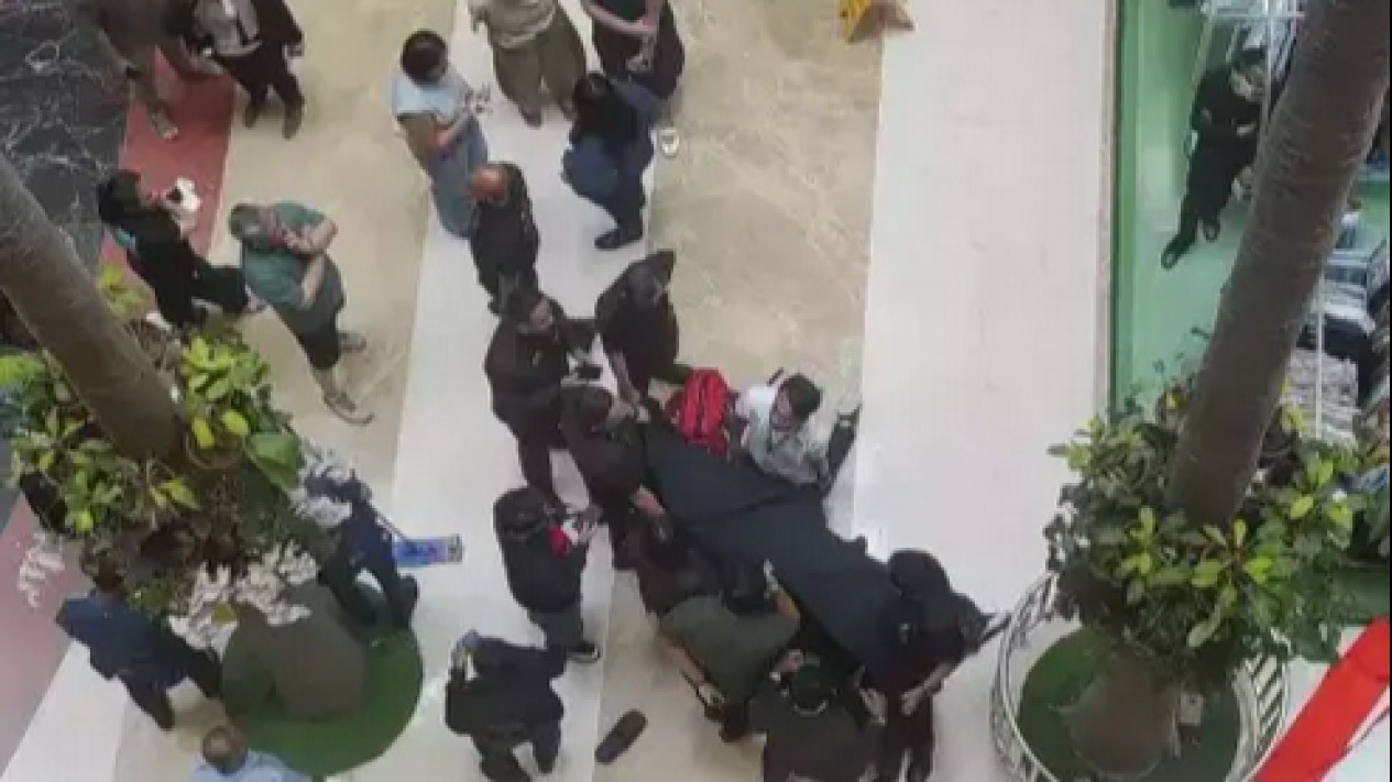 Detik-detik Pengunjung PIM 2 Dibuat Geger Pria Terjun dari Lantai 3, CCTV Ungkap Gerak-gerik Mencurigakan
            - galeri foto
