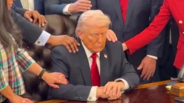 Presiden AS Donald Trump Dikelilingi Pendeta, Memohon Perlindungan di Tengah Konflik Melawan Iran