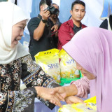 Masyarakat Pamekasan Serbu Pasar Murah, Gubernur Khofifah Pastikan Bahan Pokok Aman dan Harga Stabil Jelang Idul Fitri