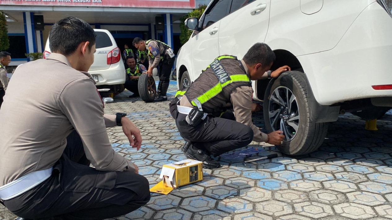 Mudik Lebaran 2026, Satlantas Polres Jombang Siapkan Tim Buroq untuk Layani Pemudik
            - galeri foto