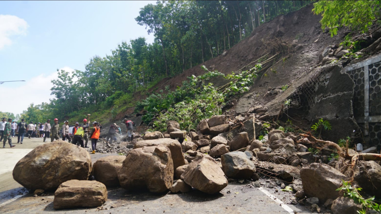 Rawan Longsor, Jalur Alternatif Clongop Gunungkidul Ditutup Jika Hujan Deras saat Arus Mudik
            - galeri foto
