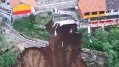 Longsor Sepanjang 30 Meter Putuskan Jalan Penghubung Kecamatan di Brebes, Bangunan MCK Sekolah Ikut Ambruk