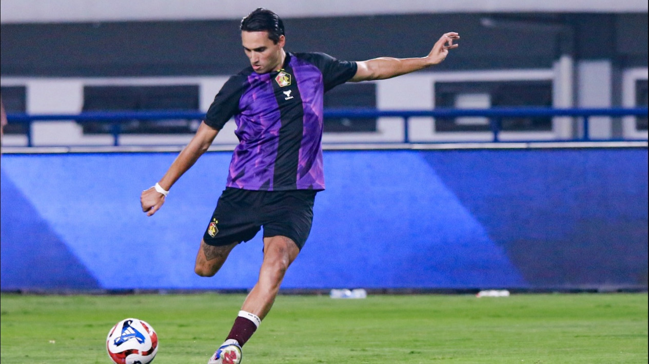 Tak Dihubungi John Herdman, Pelatih Persik Kediri Sebut Panggilan Timnas Indonesia Layak untuk Ezra Walian
            - galeri foto