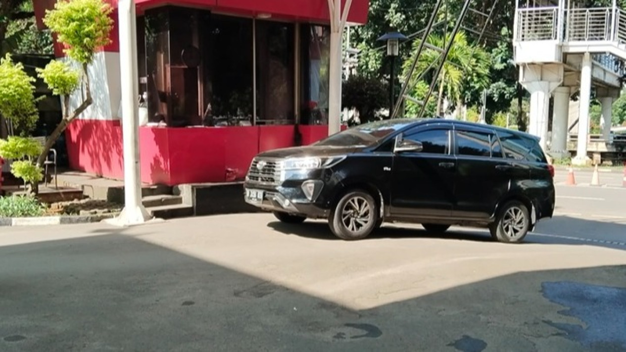 Usai Terjaring OTT, Bupati Rejang Lebong Tiba di Gedung KPK
            - galeri foto