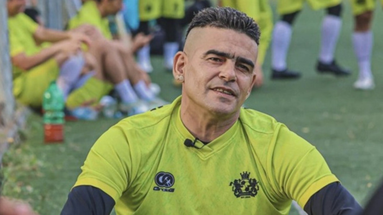 Pensiun dari Timnas, Terungkap Rahasia Bugar Legenda Sepak Bola Indonesia Ini
            - galeri foto