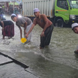 Protes Penanganan Banjir, Ratusan Santri di Lamongan Kuras Banjir Pakai Gayung dan Timba serta Blokir Jalan