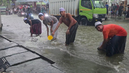 Protes Penanganan Banjir, Ratusan Santri di Lamongan Kuras Banjir Pakai Gayung dan Timba serta Blokir Jalan