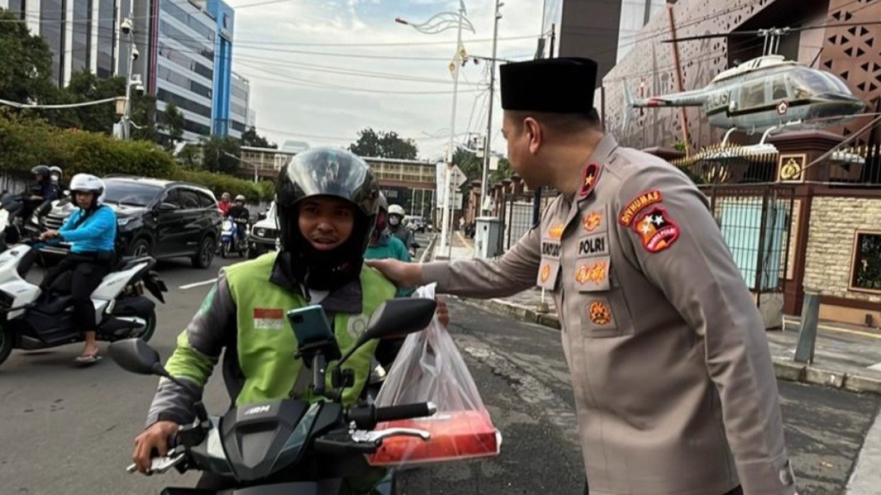 Bagikan 1.500 Makanan dan Takjil untuk Masyakarat di Jakarta, Polri Singgung Soal Mudik
            - galeri foto