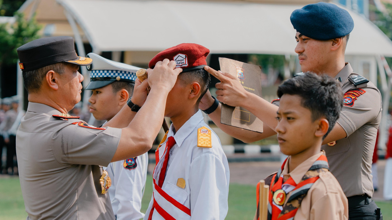 Sekolah Rakyat Jadi Senjata Baru Putus Rantai Kemiskinan, Program Pendidikan Gratis Presiden Prabowo Mulai Perkuat Pembinaan Siswa
            - galeri foto