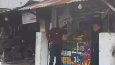 Viral Pengemudi Motor Lempar Oli ke Toko Diduga Jual Tramadol di Jaktim, Pas Dicek Polisi Ternyata Kosong
