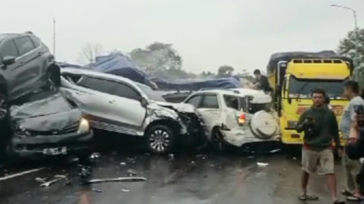 Rem Blong Sebabkan Tujuh Mobil Kecelakaan Beruntun di Tol JORR, Dua Orang Luka-luka
            - galeri foto