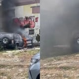 Viral Warga Tonton Mobil Terbakar di Mampang, Ternyata Karena Anak Kecil Bakar Kertas