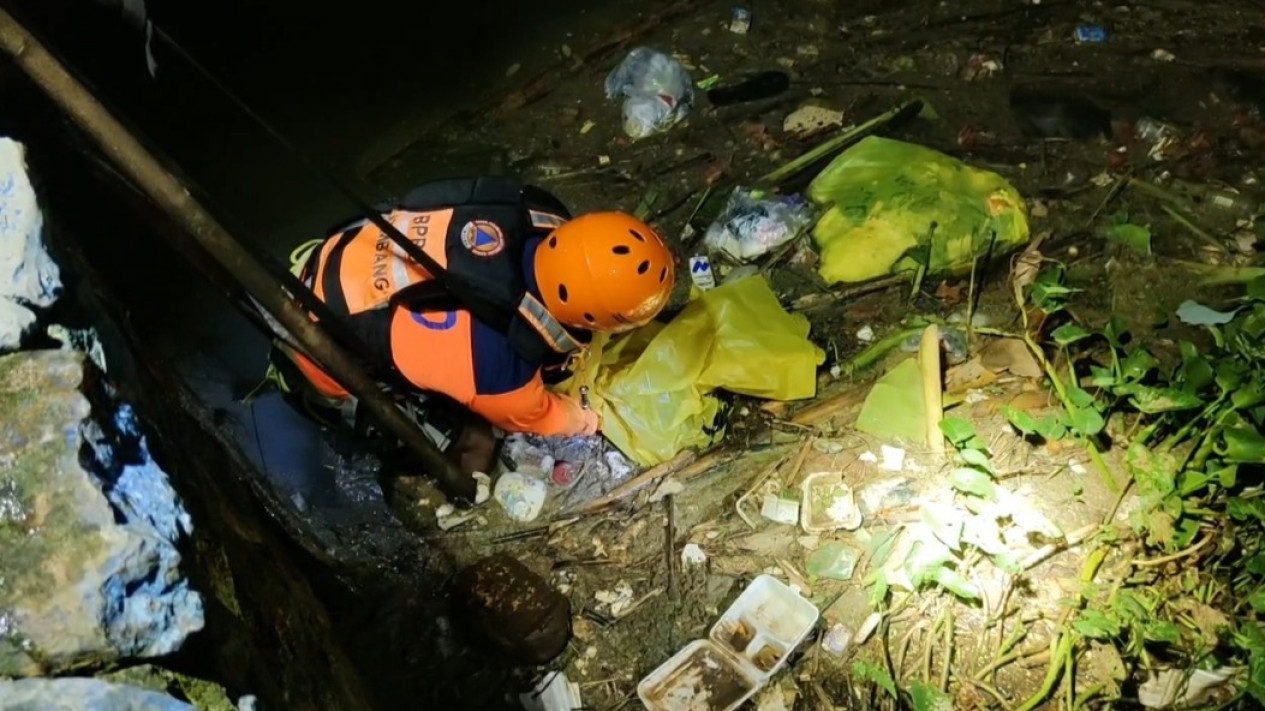 Mayat Bayi Laki-laki Baru Lahir Ditemukan Mengapung di Dam Sungai A. Yani Sumobito, Jombang
            - galeri foto