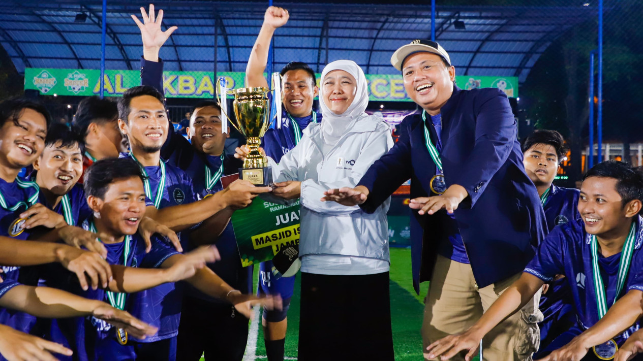Gubernur Khofifah Hadiri Grand Final Marbot Soccer League, Pererat Persaudaraan dan Kesehatan lewat Olahraga
            - galeri foto