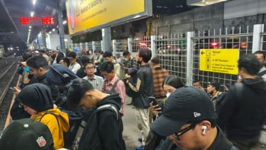 Gangguan Listrik di Citayam - Bojonggede, Stasiun Cawang Sesak Penumpang KRL