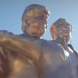 Patung Donald Trump dan Jeffrey Epstein Berpelukan Mesra Seperti di Film Titanic Jadi Sorotan Publik