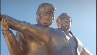 Patung Donald Trump dan Jeffrey Epstein Berpelukan Mesra Seperti di Film Titanic Jadi Sorotan Publik