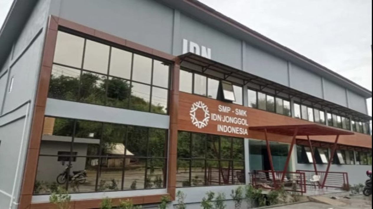 Buntut Izin SMK IDN Dicabut Gubernur KDM, Orang Tua Datangi Gedung Sate Pertanyakan Nasib Anak
            - galeri foto