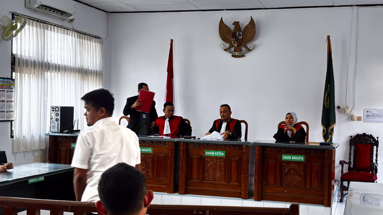 Ketum Ormas PETIR Divonis 6 Tahun Penjara dalam Kasus Pemerasan dan Pengancaman
            - galeri foto