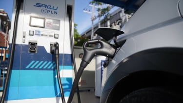 Perkuat Infrastruktur EV, PLN Cek Langsung SPKLU Jalur Surabaya–Bali