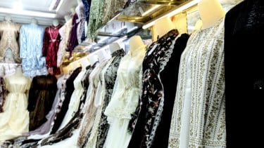 Berita Foto : Warga Mulai Padati Pasar Jati Baru Tanah Abang Jelang Idul Fitri 1447 H