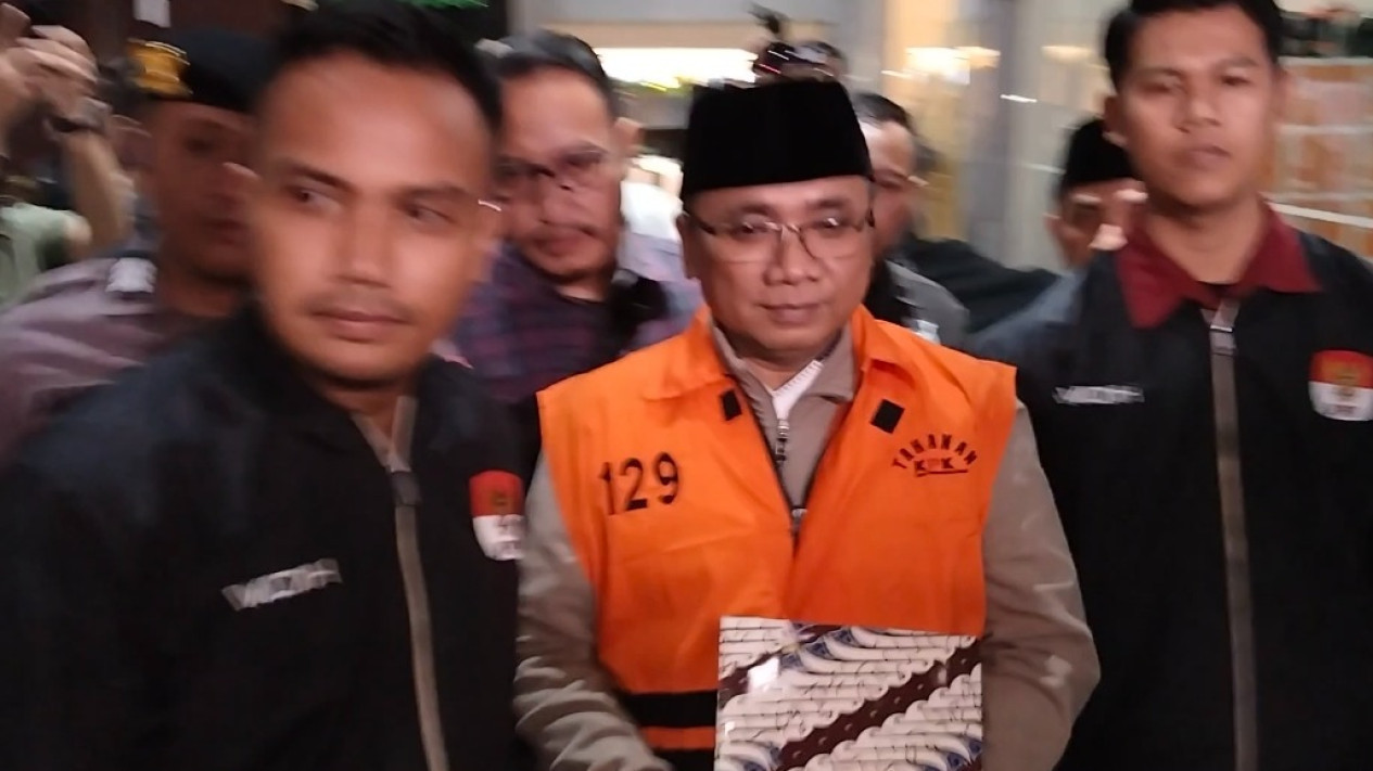 Yaqut Cholil Qoumas Resmi Ditahan, Langsung Gunakan Rompi Tahanan KPK
            - galeri foto
