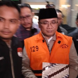 Yaqut Cholil Qoumas Resmi Ditahan, Langsung Gunakan Rompi Tahanan KPK